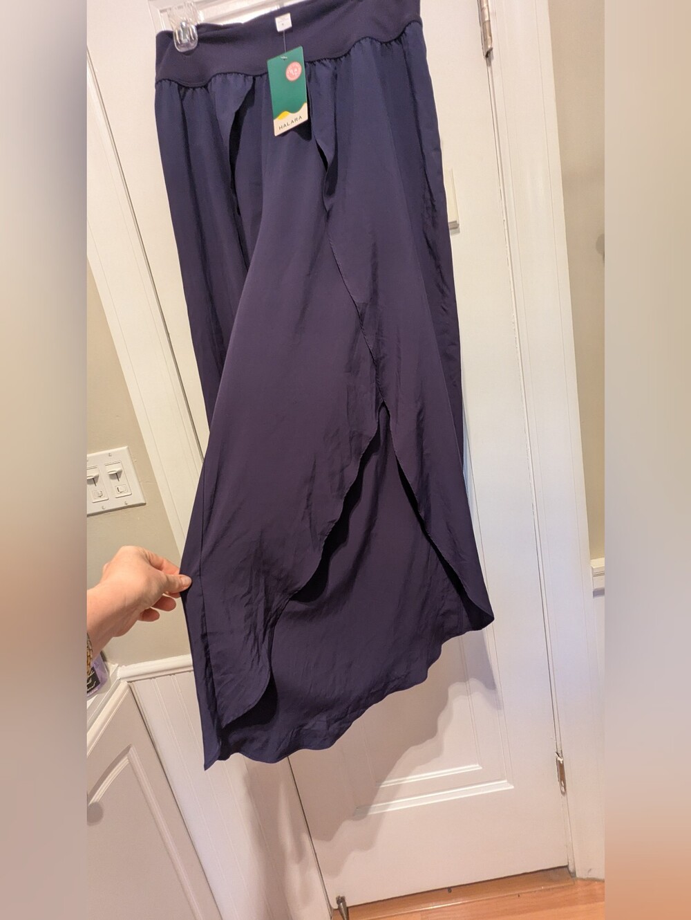 NWT HALARA Navy Wide Leg Wrap Palazzo Short Pants - Picture 3 of 6
